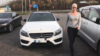 Blondine genießt anonymen Fick in der Bumsbox