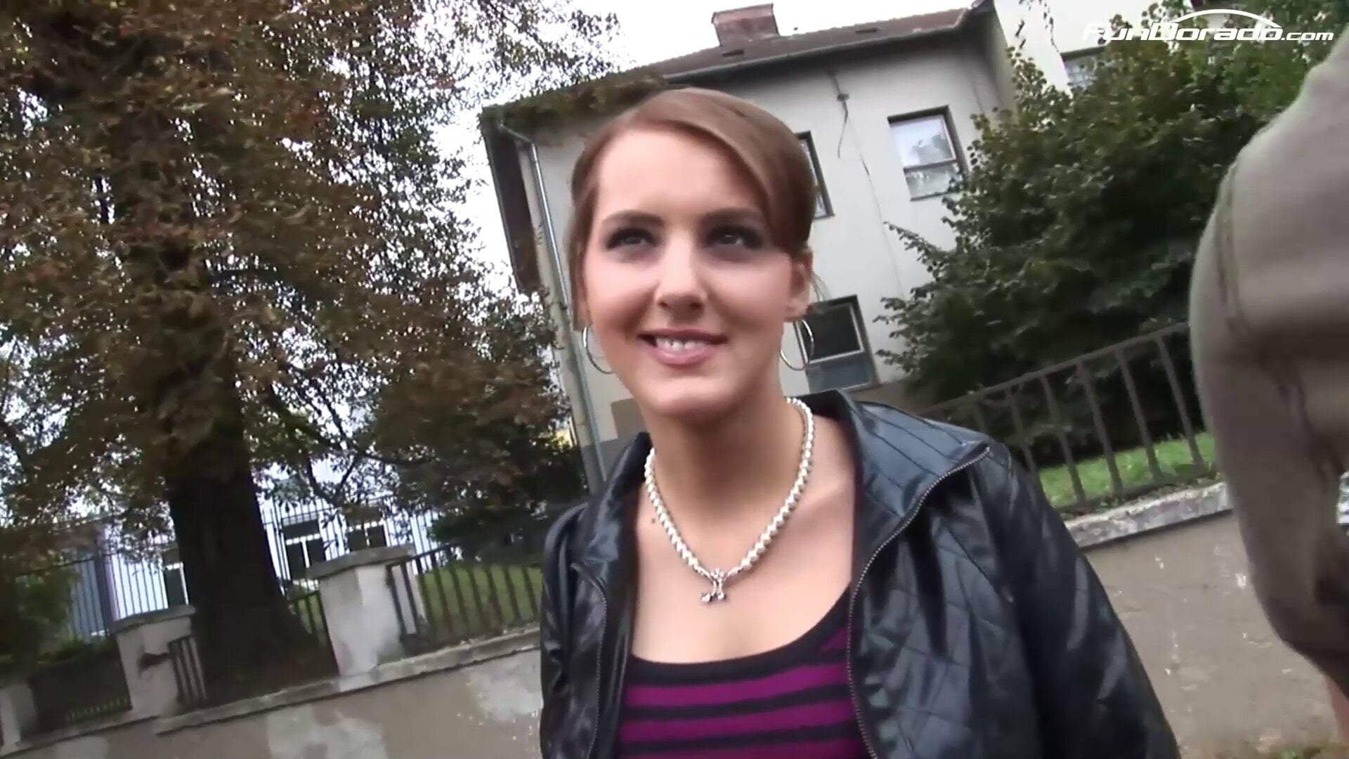 Veronika (21j.) mit Traumtitten fickt mit deutschem Typ im Bumsbus